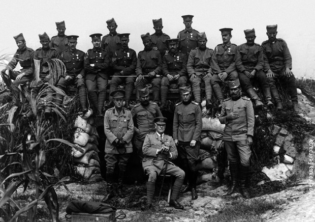 Мешовита српско-британска артиљеријска посада са адмиралом Трубриџом Мешовита српско-британска артиљеријска посада са адмиралом Трубриџом