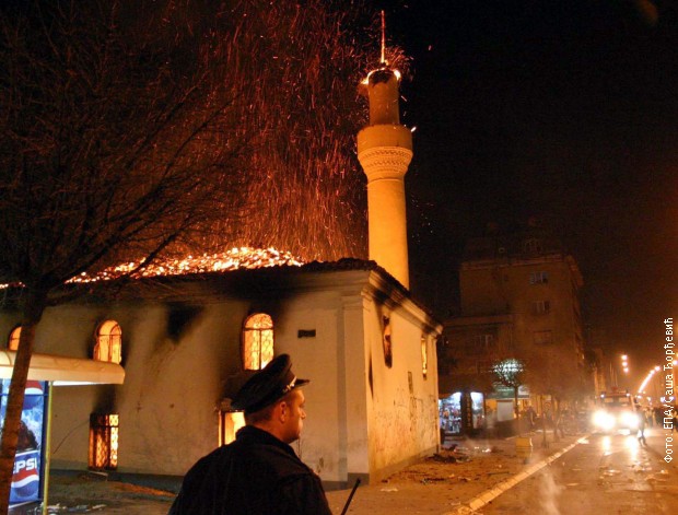 Гори џамија у Нишу у знак револта због догађаја на Косову