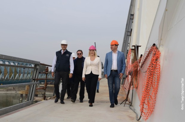 Zorana Mihajlović, Igor Mirović i Sem Fabrici prošli pešačkom stazom mosta