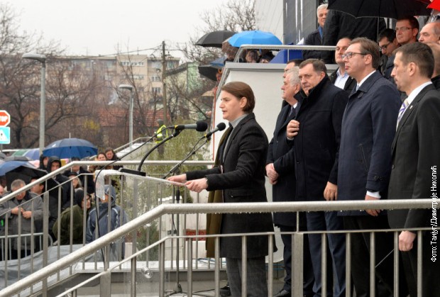 Premijerka Brnabić se obraća okupljenima