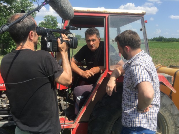 Mijailo Grušanović na traktoru, u razgovoru sa novinarom RTS-a
