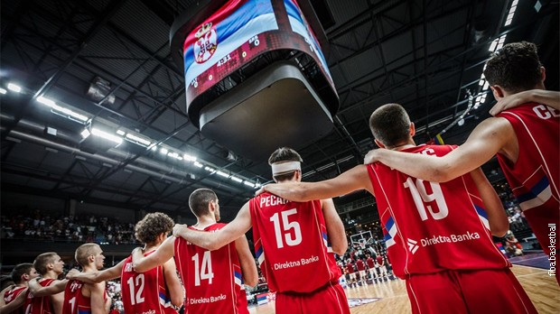 Košarkaši tokom intoniranja himne Srbije