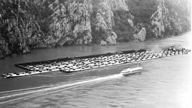 Гурање спојених баржи на Дунаву