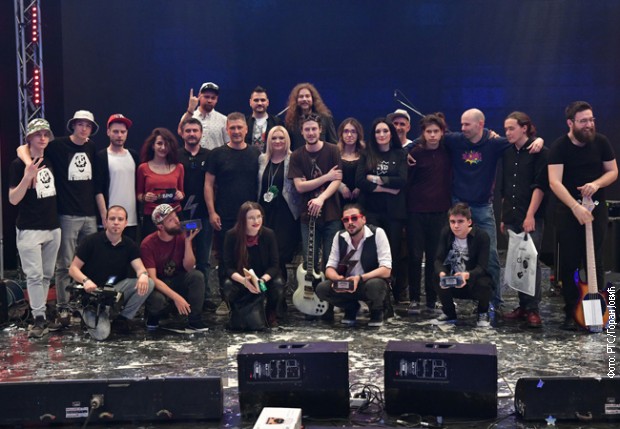 Učesnici festivala sa ekipom RTS-a i autorkom „Bunt roka“ Brankom Glavonjić Učesnici festivala sa ekipom RTS-a i autorkom „Bunt roka“ Brankom Glavonjić