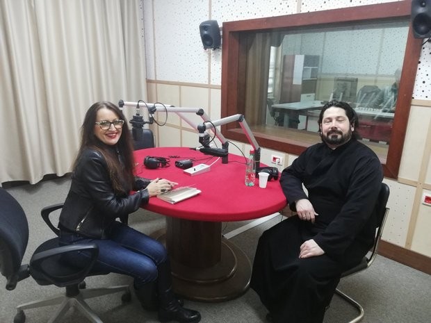 Гост Храма јереј др Угрин Поповић са ауторком емисије. Гост Храма јереј др Угрин Поповић са ауторком емисије.