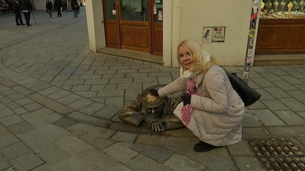 Тамара Дрезгић поред Чумила, туристичке атракције у Братислави Тамара Дрезгић поред Чумила, туристичке атракције у Братислави