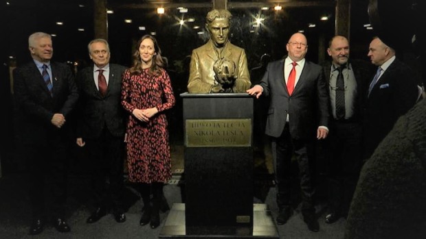 Момчило Бабић, амбасадор Србије у Словачкој, Александар Гајовић, државни секретар у Министарству културе, Драгана Милошевић, покрајински секретар за културу, Јарослав Резник, директор РТВ Словачке и Стане Рибич Момчило Бабић, амбасадор Србије у Словачкој, Александар Гајовић, државни секретар у Министарству културе, Драгана Милошевић, покрајински секретар за културу, Јарослав Резник, директор РТВ Словачке и Стане Рибич
