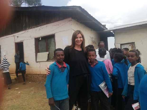 Autorka sa učenicima u oblasti Menegeša