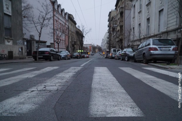 Почела забрана кретања свих грађана, која ће бити на снази до пет сати ујутру. Почела забрана кретања свих грађана, која ће бити на снази до пет сати ујутру.