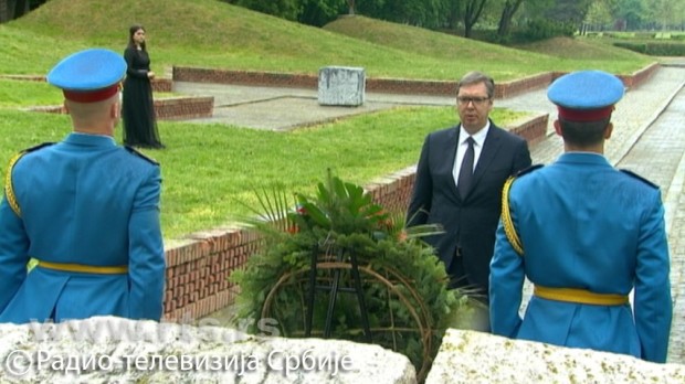 Вучић положио венац