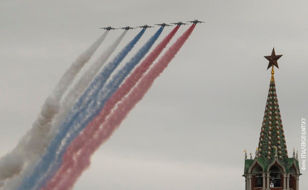 Авиони исцртали руску заставу изнад Црвеног трга