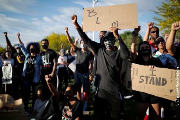 Okupljeni u Las Vegasu sa podignutim pesnicama kao znak solidarnosti sa žrtvama policijske brutalnosti