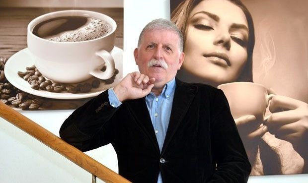 Petar Peca Popović novinar, rok kritičar i publicista Petar Peca Popović novinar, rok kritičar i publicista