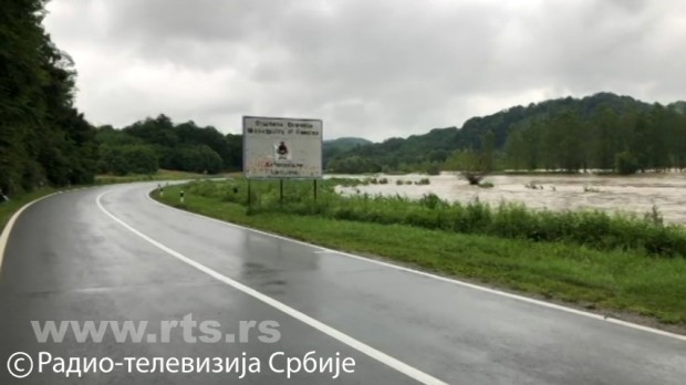 Јадар поплавио саобраћајницу у Осечини Јадар поплавио саобраћајницу у Осечини