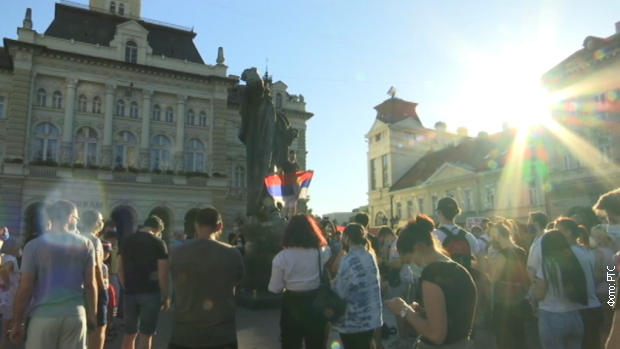 Грађани на тргу у Новом Саду Грађани на тргу у Новом Саду