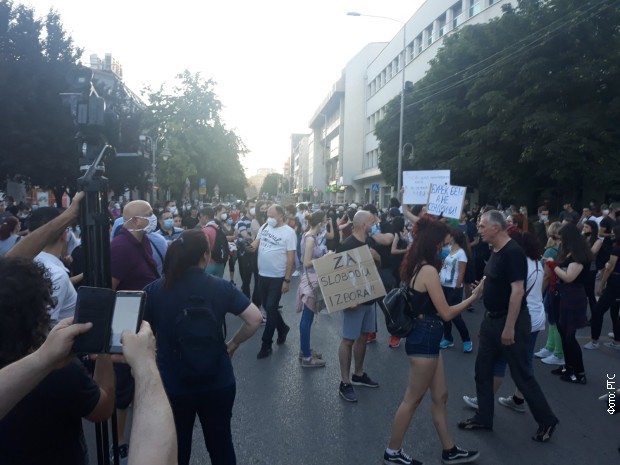 Протест испред Скупштине града у Нишу Протест испред Скупштине града у Нишу