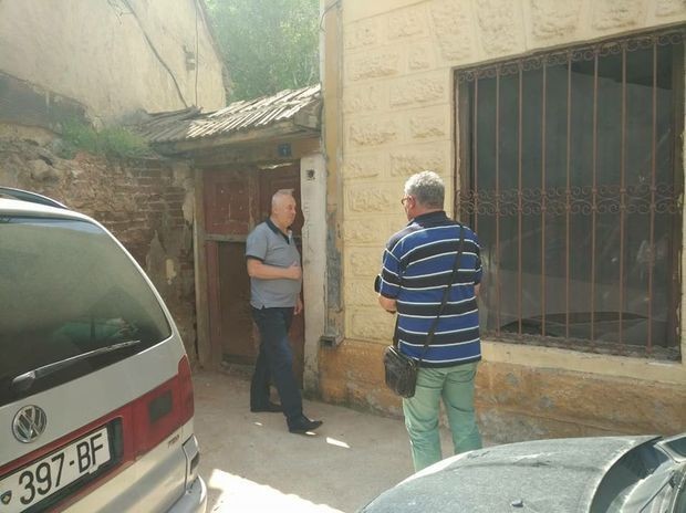 Slobodan Aksentijević ispred uzurpirane imovine u južnom delu Kosovske Mitrovice Slobodan Aksentijević ispred uzurpirane imovine u južnom delu Kosovske Mitrovice