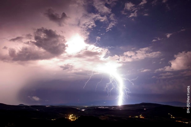 Narod Svetom Iliji pripisuje osobine slovenskog boga Peruna koji je upravljao munjama i gromovima