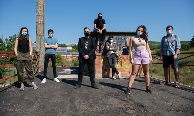 Аутор серијала ''Рани кадрови'' са учесницима у емисији на снимању