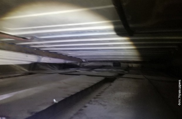 Uzani prostor lažnog krova kombija Uzani prostor lažnog krova kombija