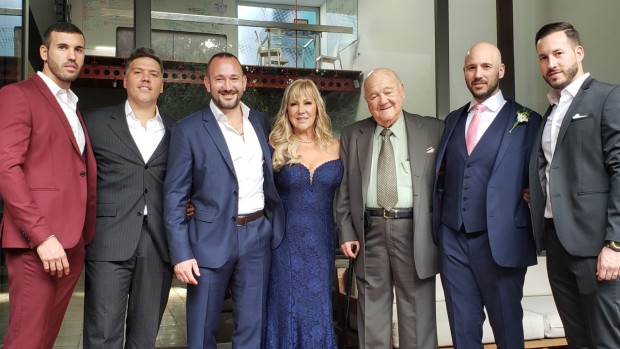 Mirko sa majkom, dedom i braćom Mirko sa majkom, dedom i braćom