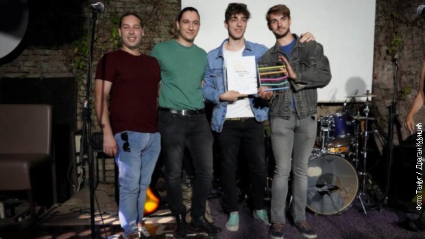 Grupa „Dram“ sa priznanjem Zadužbine „Milan Mladenović“ 