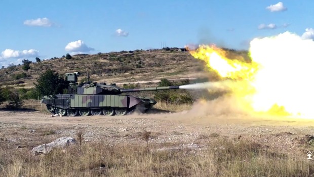 Gađanje ciljeva iz prototipa usavršenog tenka M-84 AS1 Gađanje ciljeva iz prototipa usavršenog tenka M-84 AS1