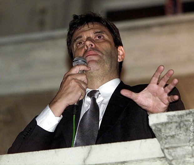 Vojislav Koštunica obratio se predveče građanima sa terase Skupštine grada Beograda Vojislav Koštunica obratio se predveče građanima sa terase Skupštine grada Beograda