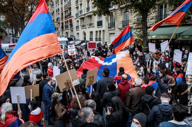 Протест Јермена испред турске амбасаде у Паризу