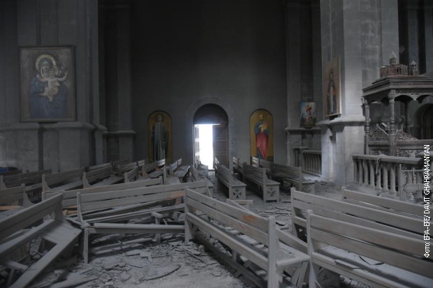 Oštećena je i Crkva Svetog Hrista Spasitelja poznata kao Kazančecoc, simbol grada Šuši Oštećena je i Crkva Svetog Hrista Spasitelja poznata kao Kazančecoc, simbol grada Šuši