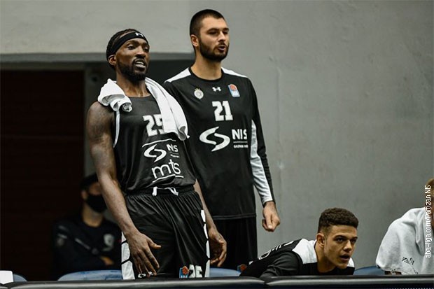 Nikola Janković i Rašon Tomas tokom meča protiv Budućnosti