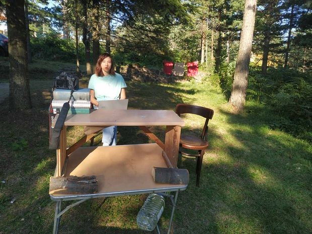 Сценаристкиња Нађа Петровић, у емисији је гостовала преко лаптопа због самоизолације