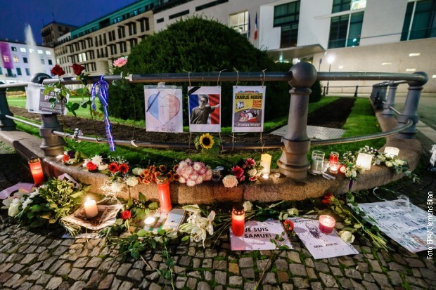 Odavanje pošte ubijenom nastavniku
