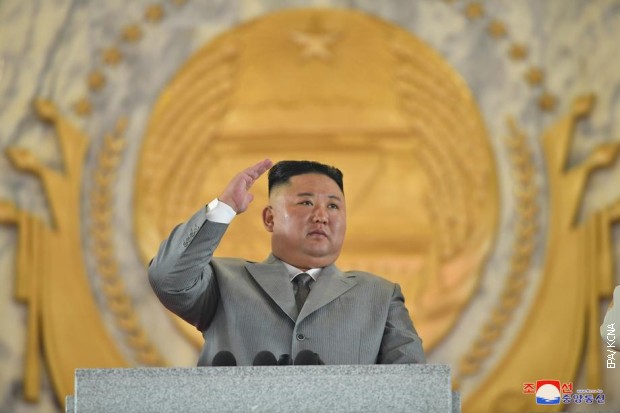 Kim Džong Un posetio groblje kineskih vojnika iz Korejskog rata Kim Džong Un posetio groblje kineskih vojnika iz Korejskog rata