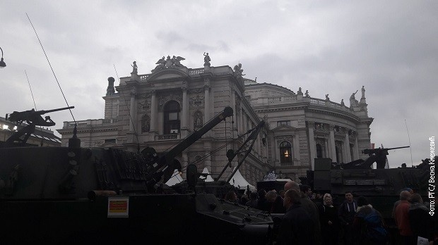 Dan austrijske republike 2016. godine – tenkovi ispred Burg-teatra Dan austrijske republike 2016. godine – tenkovi ispred Burg-teatra