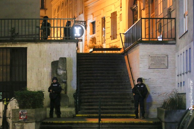 Полиција у близини синагоге код које се догодио напад Полиција у близини синагоге код које се догодио напад
