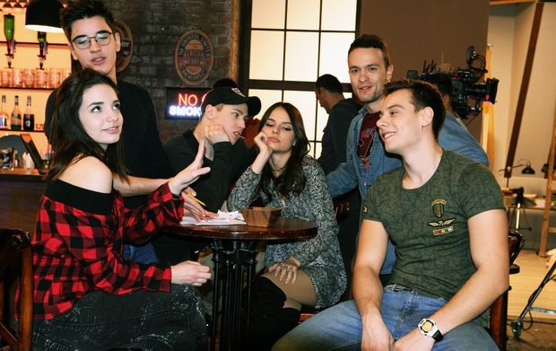 Ана (Јана Недељковић) упознаје локалну екипу