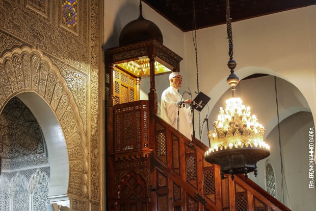 Имам Велике џамије у Паризу рецитује песму у знак подршке Француској након терористичких напада у Ници 