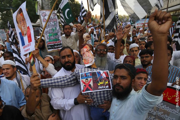 Протести у Пакистану против Емануела Макрона, након што је рекао да Француска неће спречавати објављивање карикатура о пророку Мухамеду 