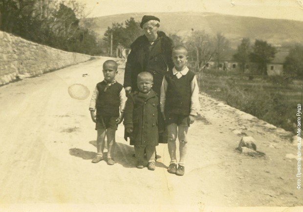 Jovanka Dežulović sa unucima u Bileći 1937. g.