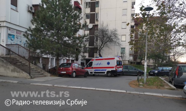 Hitna pomoć ispred zgrade u kojoj je živeo Džej Ramadanovski
