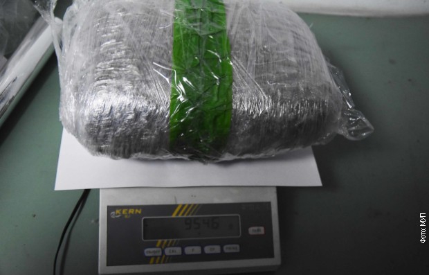 Uhapšen osumnjičeni za dilovanje droge u Subotici, policija u stanu pronašla kilogram marihuane Uhapšen osumnjičeni za dilovanje droge u Subotici, policija u stanu pronašla kilogram marihuane