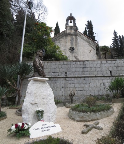 Spomenik Savi Vladislaviću u Herceg Novom, pokraj Crkve Svetog Đorđa