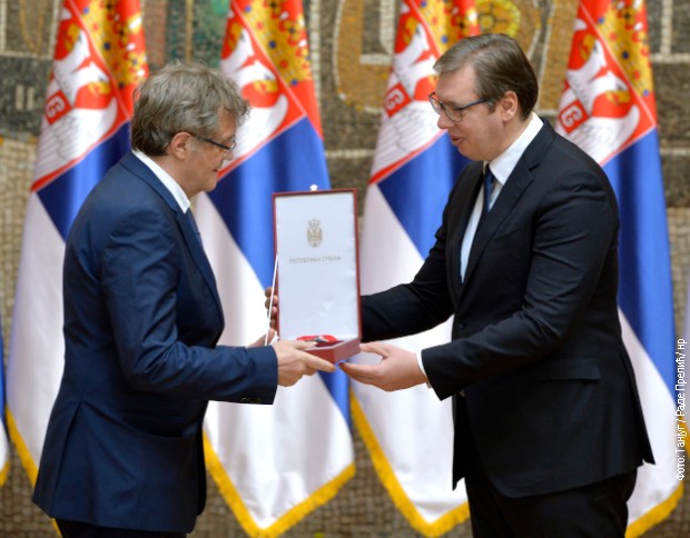 Predsednik Srbije odlikovao je Sretenjskim ordenom prvog stepena reditelja Emira Kusturicu Predsednik Srbije odlikovao je Sretenjskim ordenom prvog stepena reditelja Emira Kusturicu