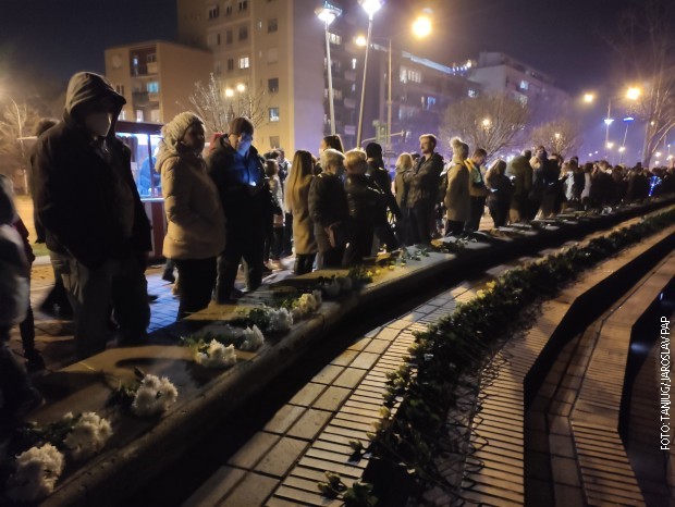 Беле руже и рузмарин дуж Кеја