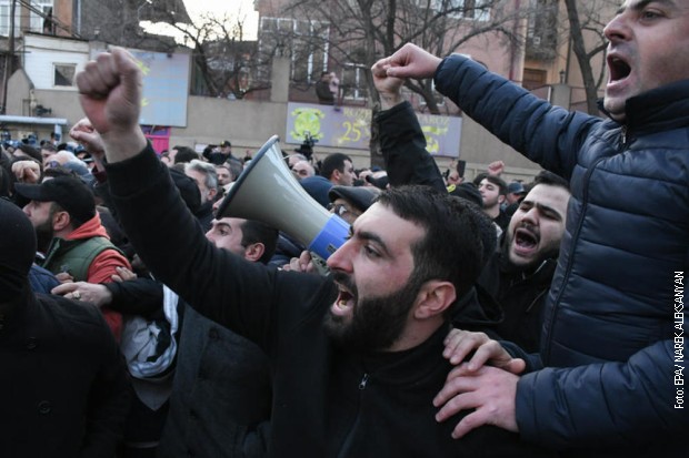Opozicija blokirala ulaz u parlament Opozicija blokirala ulaz u parlament