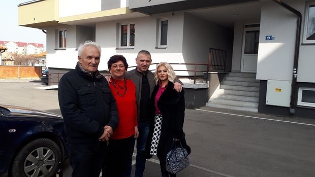 Митар Гајић са својом радницом Десом коју је наградио станом