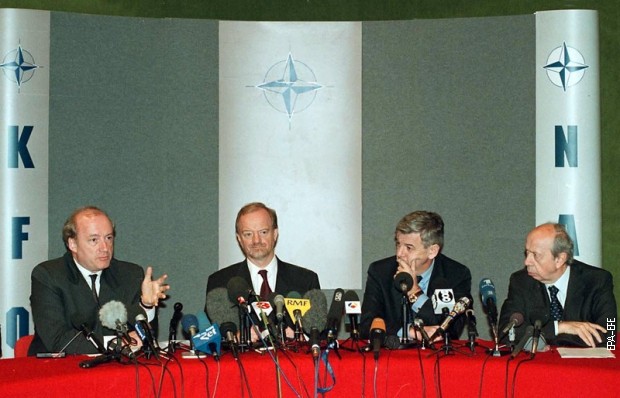 Приштина 23. јун 1999, министри иностраних послова Француске, Велике Британије, Немачке и Италије: : Ибер Ведрин, Робин Кук, Јошка Фишер и Ламберто Дини
