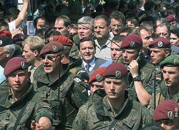 Герхард Шредер у Призрену 23. јула 1999, окружен немачким војницима