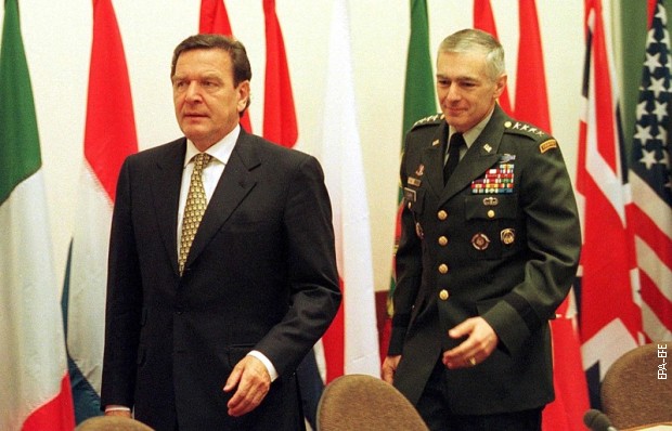 Герхард Шредер и Весли Кларк 19. маја 1999. у седишту НАТО-а у Бриселу